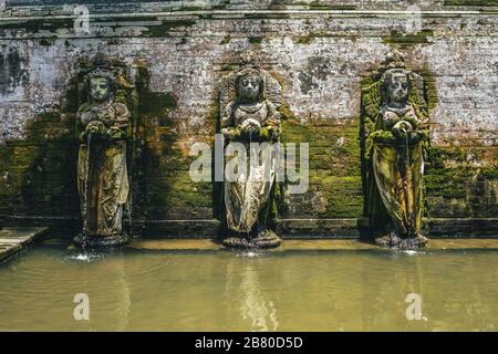 Nahaufnahme der drei Bade-Brunnen-Statuen im Goa Gajah Komplex, Bali Indonesien Stockfoto