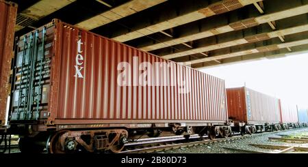 Container auf Zug geladen Stockfoto