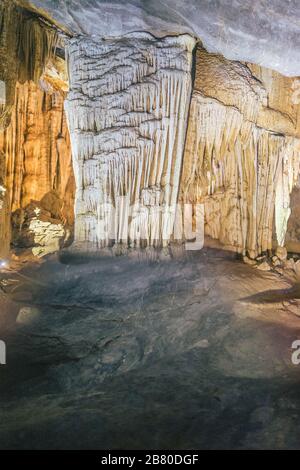 Vertikale Aufnahme von einzigartigen Höhlenformationen an einer Höhlenwand in Paradise Cave, Vietnam Stockfoto
