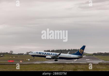 Flughafen Cork, Cork, Irland. März 2020. Wegen des Coronavirus Covid-19 wird Ryanair bis nächste Woche etwa 80 % seiner Flüge aussetzen, mit Ausnahme einer sehr geringen Anzahl von Flügen, um die notwendige Konnektivität zu erhalten, hauptsächlich zwischen Großbritannien und Irland. Das Bild zeigt eine Ryanair Boeing 737, die vom Flughafen Cork, Irland, nach London Stansted abfährt. - Credit; David Creedon / Alamy Live News Stockfoto