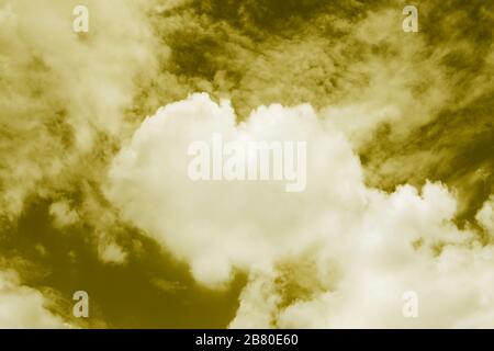 Herzförmige Wolken am Himmel, Hintergrund Valentinstag Gelb Farbe Themen süß geformte Herzwolken Stockfoto