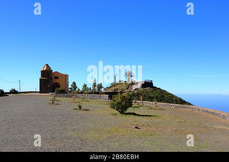 Denkmal der Pfeifsprache im Overlook Mirador de Igualero und der Kirche Iglesia de San Francisco im Hochland von La Gomera, Kanarische Insel Stockfoto