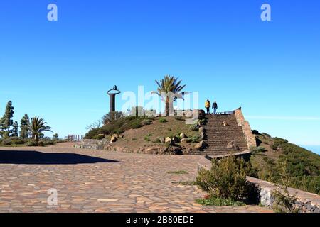 Denkmal der Pfeifsprache im Overlook Mirador de Igualero und der Kirche Iglesia de San Francisco im Hochland von La Gomera, Kanarische Insel Stockfoto