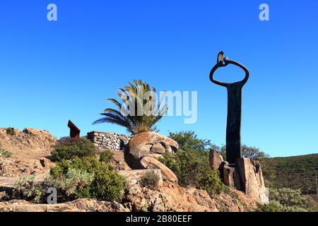 Denkmal der Pfeifsprache im Overlook Mirador de Igualero und der Kirche Iglesia de San Francisco im Hochland von La Gomera, Kanarische Insel Stockfoto