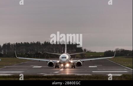 Flughafen Cork, Cork, Irland. März 2020. Wegen des Coronavirus Covid-19 wird Ryanair bis nächste Woche etwa 80 % seiner Flüge aussetzen, mit Ausnahme einer sehr geringen Anzahl von Flügen, um die notwendige Konnektivität zu erhalten, hauptsächlich zwischen Großbritannien und Irland. Das Bild zeigt eine Ryanair Boeing 737, die sich auf den Start nach London Stansted vom Flughafen Cork, Irland, vorbereitet. - Credit; David Creedon / Alamy Live News Stockfoto