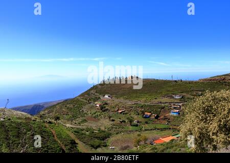 Denkmal der Pfeifsprache im Overlook Mirador de Igualero und der Kirche Iglesia de San Francisco im Hochland von La Gomera, Kanarische Insel Stockfoto