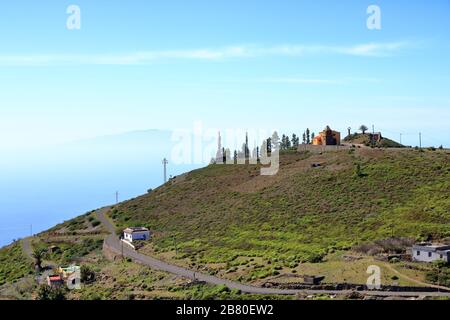 Denkmal der Pfeifsprache im Overlook Mirador de Igualero und der Kirche Iglesia de San Francisco im Hochland von La Gomera, Kanarische Insel Stockfoto