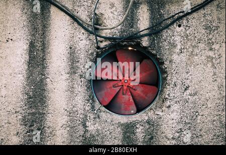 Ein rotes Beatmungsgerät an der alten Lagermauer in Tiflis, Georgien. Stockfoto