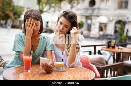 Verzweifelte Frau, die Unterstützung von ihrem besten Freund erhält Stockfoto