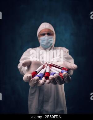 Blutprobe im Probenröhrchen in der Hand des Wissenschaftlers Stockfoto