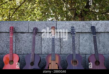 Verkauf alter Gitarren auf der Straße in Tiflis, Georgien. Tiflis ist die antike und lebendige Hauptstadt Georgiens, die sich an beiden Ufern des Flusses Mtkvari ausbreitet. Stockfoto