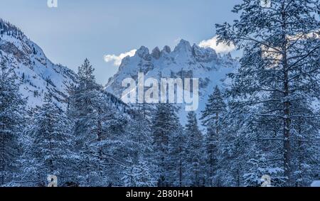 Winter-Berglandschaft mit dem Monte Cristallo in den drei Gipfeln der Region der Dolmen bei Toblach und Innichen, Südtirol, Italien, Landschaftsfotografie Stockfoto