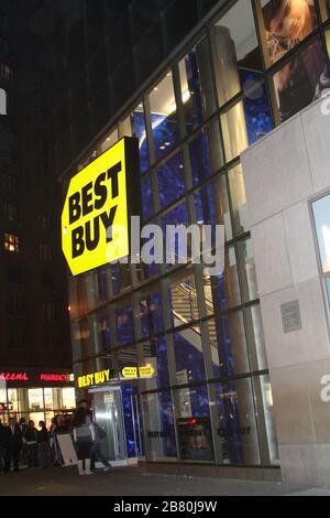 New York, NY, USA. März 2010. Atmosphäre bei der DVD-Veröffentlichung "Twilight Saga: New Moon" am Best Buy Union Square. Kredit: Steve Mack/Alamy Stockfoto