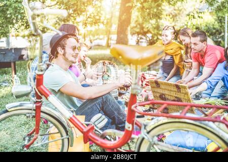 Junge Trendfreunde machen Grillpicknick in der Natur - fröhliche Leute haben Spaß am Sommerwochenende zusammen essen, trinken und lachen - Focu Stockfoto