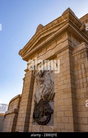 BAS-Reliefskulptur des heiligen Georg, der einen Drachen an der Fassadenwand der Kirche St. Georg in Kairo tötete Stockfoto
