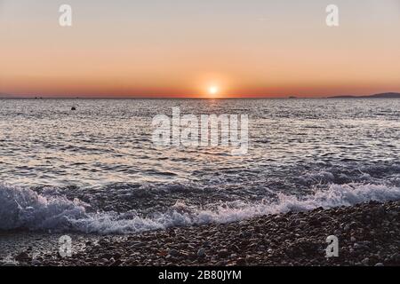 Sonnenuntergang über dem Meer Stockfoto