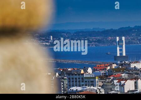 Hochwinkelaufnahme eines Stadtbildes an der Küste in Coruna, Galizien, Spanien Stockfoto