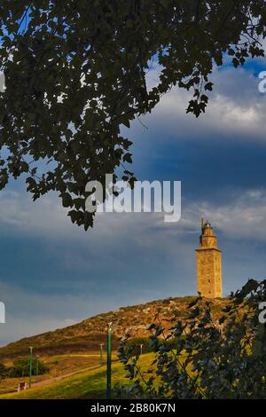 Vertikale Aufnahme des Herkules-Turms auf einem Hügel in Coruna, Galizien, Spanien Stockfoto