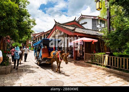 Shuhe Ancient Town, eine Welterbestätte, in Lijiang, Provinz Yunnan, China. Das Gebiet, in dem die ethnischen Menschen und die Kultur der Naxi leben. Stockfoto