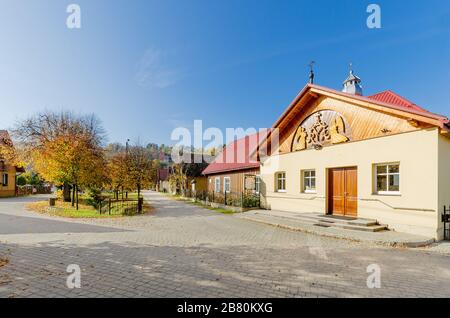 Katholische Kapelle in einem kleinen Dorf mit traditioneller Architektur in der Gegend von Limanowa. Strzeszyce, Provinz Kleinpolen, Polen. Stockfoto