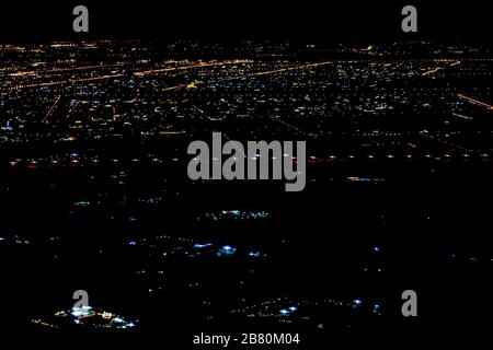 Blick auf die beleuchtete Stadt bei Nacht Stockfoto