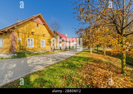 Ein kleines Dorf mit traditioneller Architektur in der Gegend von Limanowa. Strzeszyce, Provinz Kleinpolen, Polen. Stockfoto