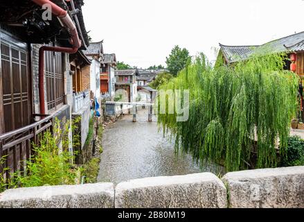 Shuhe Ancient Town, eine Welterbestätte, in Lijiang, Provinz Yunnan, China. Das Gebiet, in dem die ethnischen Menschen und die Kultur der Naxi leben. Stockfoto