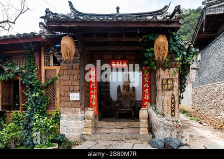 Shuhe Ancient Town, eine Welterbestätte, in Lijiang, Provinz Yunnan, China. Das Gebiet, in dem die ethnischen Menschen und die Kultur der Naxi leben. Stockfoto