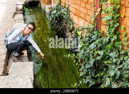 Shuhe Ancient Town, eine Welterbestätte, in Lijiang, Provinz Yunnan, China. Das Gebiet, in dem die ethnischen Menschen und die Kultur der Naxi leben. Stockfoto