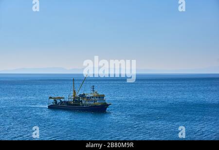 Fischerboot mit Schleppnetz in der Nähe des Plans erschossen Stockfoto