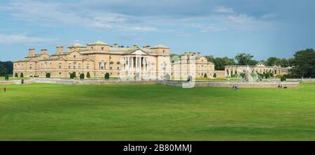 Die Südfassade von Holkham Hall, einem beeindruckenden palladianischen Herrenhaus in Norfolk Stockfoto