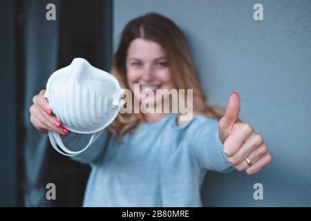 Junge Frau mit Gesichtsmaske FFP3 Stockfoto