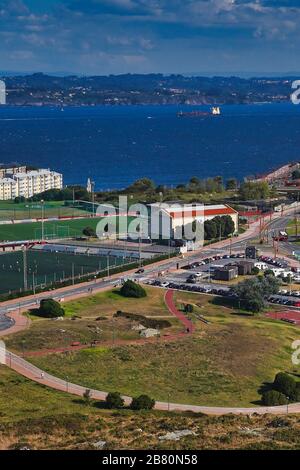 Vertikale Aufnahme von Gebäuden in der Nähe des Meeres in Coruna.Galicia, Spanien Stockfoto