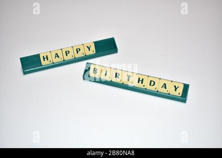 Scrabble Kacheln geben alles gute zum Geburtstag heraus. Motivationszitat Scrabble blockiert Briefe Grauer Hintergrund Lebenszitat induzieren Alphabet. Stockfoto