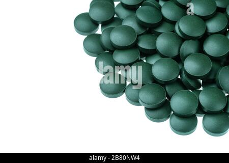 Vitamin- und Mineralpräparate für Vegetarier Spirulina in Tabletten auf weißem Hintergrund, Nahaufnahme Stockfoto
