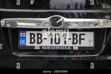 Tiflis, Georgien - 22. September 2018. Kennzeichen des Luxusautos in der Innenstadt von Tiflis, Georgien. Stockfoto