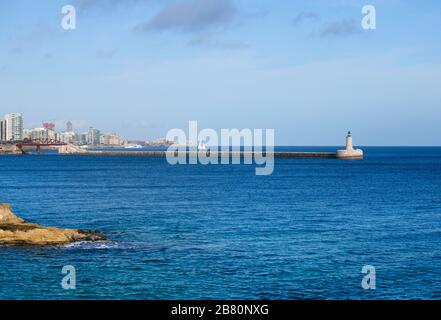 Blick auf den alten Leuchtturm von Saint Elmo, Valletta, Malta, Mittelmeer, Lichtturm.St Elmo Bridge oder Breakwater Bridge, einspanniger Bogenstahl Stockfoto