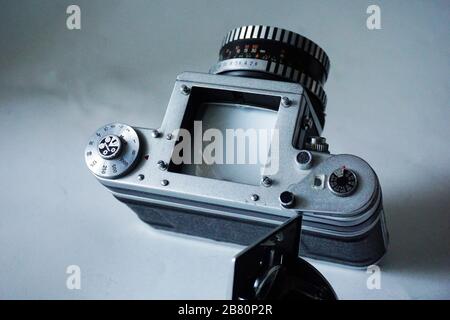 BUCURESTI, RUMÄNIEN - 15. März 2020: Alte alte Pentacon Six P6 Fotofilmkamera und Objektiv + Zubehör Stockfoto