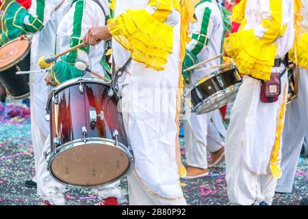 Der Schlagzeuger spielt im Karneval den trommelmarsch. Portugal Brasilien. Stockfoto