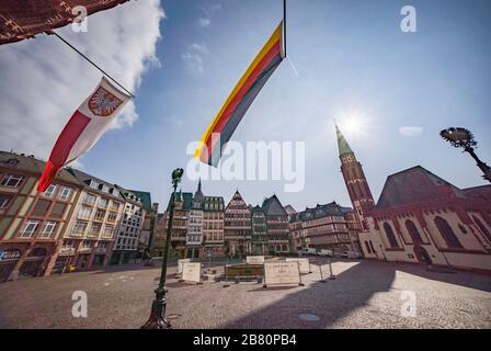 19. März 2020, Hessen, Frankfurt am Main: Die Sonne scheint am Morgen auf dem Römerberg, der wegen der Corona-Krise menschenleer ist. Auf dem Platz sind meist viele Menschen. Foto: Frank Rumpenhorst / dpa Stockfoto