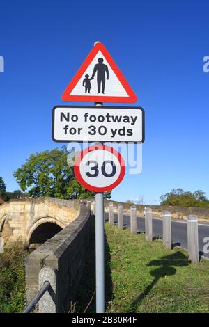 Kein Fußraum für Fußgänger in vorausfahrender Straße Warnschild auf Brücke, die den Fluss derwent in sutton auf derwent united Kingdom überquert Stockfoto
