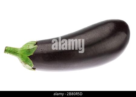 Frische reife Auberginen in Wassertröpfchen. Auf weißem Hintergrund. Stockfoto