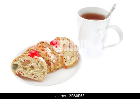 King-Kuchen-Scheiben auf einem Teller mit einer Tasse Tee. Stockfoto