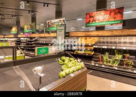 Leerer Obst- und apfelbereich in einem australischen Supermarkt aufgrund von Panikkäufen bei COVID 19, Sydney Stockfoto