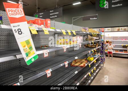 Coronavirus Australien leere Supermarktregale, während Menschen in Panik Reis und Nudelwaren kaufen Stockfoto