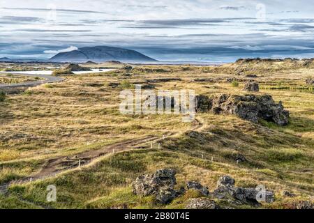 Ruhige Landschaft mit einsamen Lavamonolithen am Lake Myvatn in nordisland Stockfoto