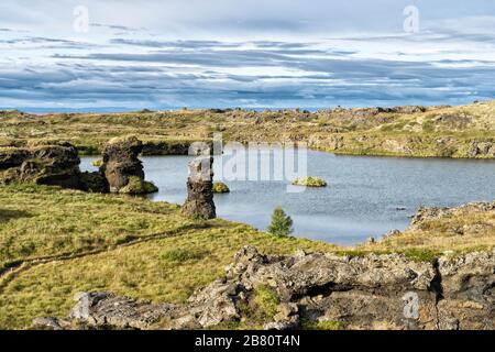 Ruhige Landschaft mit einsamen Lavamonolithen am Lake Myvatn in nordisland Stockfoto