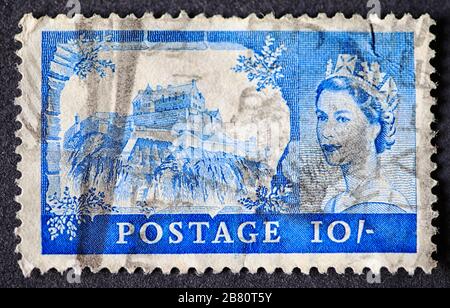 Der britische Stempel mit zehn Schilling zeigt Edinburgh Castle und das Porträt der Königin Elizabeth II., ca. 1967 Stockfoto