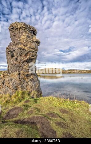 Ruhige Landschaft mit einsamen Lavamonolithen am Lake Myvatn in nordisland Stockfoto