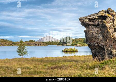 Ruhige Landschaft mit einsamen Lavamonolithen am Lake Myvatn in nordisland Stockfoto